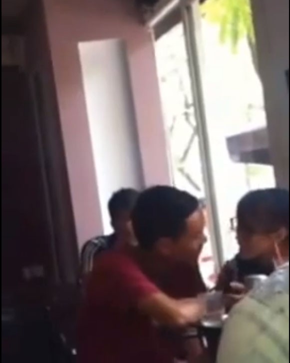 Ngồi trong quán cafe, cặp đôi này trò chuyện rất tình cảm. (Ảnh cắt từ video).